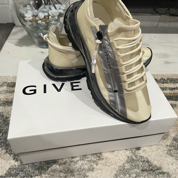 Givenchy Spectre Sneakers - Picture 2 of 13